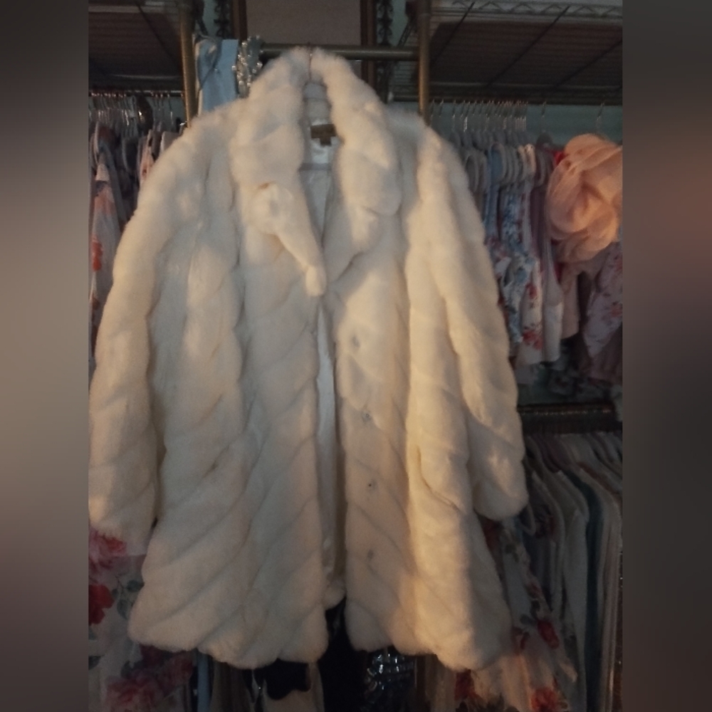 Pamela McCoy classic length faux fur coat - Picture 6 of 12